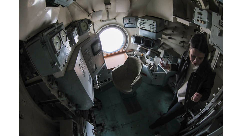 Во время эксплуатации подлодку обслуживали два экипажа, состоявших из трех человек: капитана, механика и экскурсовода