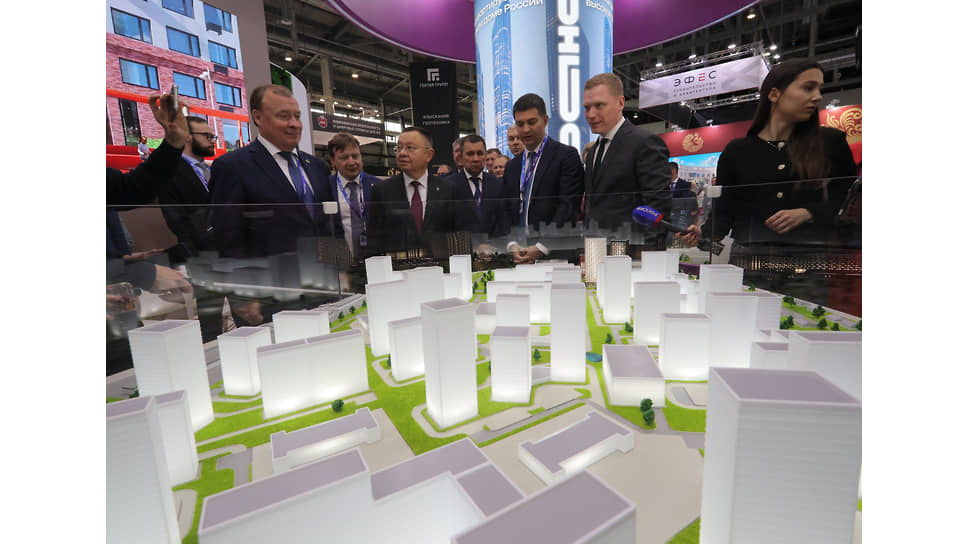 Слева направо: мэр Екатеринбурга Алексей Орлов, министр строительства и ЖКХ  России Ирек Файзуллин, заместитель губернатора Свердловской области Сергей Швиндт, президент и соучредитель группы компаний «Страна Девелопмент» Александр Гайдуков и  исполняющий обязанности министра строительства и развития инфраструктуры Свердловской области Григорий Сурганов у стенда группы компаний &quot;Страна девелопмент&quot;