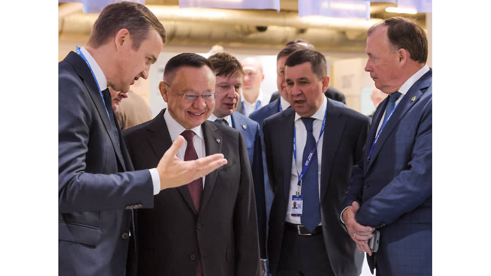 Министр строительства и ЖКХ России Ирек Файзуллин (второй слева) и мэр Екатеринбурга Алексей Орлов (справа) во время осмотра выставки 