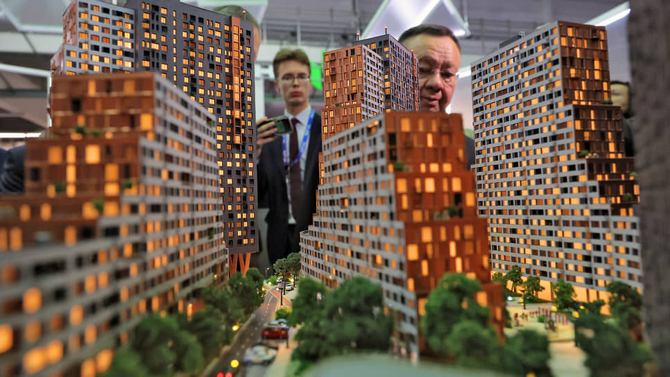 Министр строительства и ЖКХ России Ирек Файзуллин (в центре) во время осмотра выставки &quot;100+ TechnoBuild&quot; 