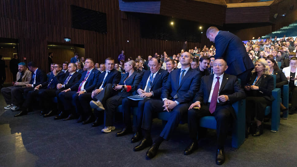 Участники форума перед началом работы пленарной сессии