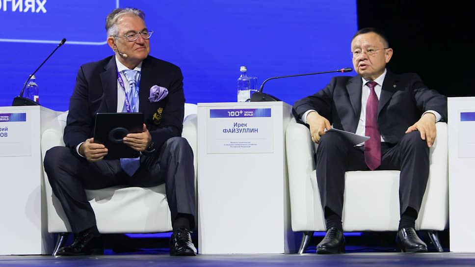 Пленарное заседание &quot;Технологический прорыв&quot;. Модератор Дмитрий Дибров и министр  строительства и ЖКХ России Ирек Файзуллин во время заседания