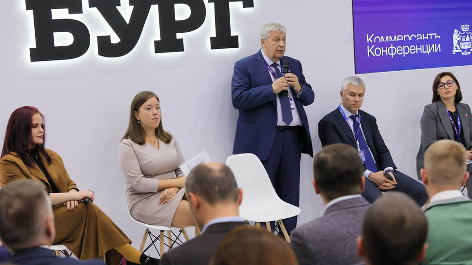 Сессия &quot;Инфраструктурные обязательства: возможности законодательства и перспективы развития&quot;. Слева направо:  министр архитектуры, градостроительства и комплексного развития территории Челябинской области Ольга Никитина, вице-президент Фонда «Институт экономики города» Татьяна Полиди, первый заместитель председателя заксобрания Свердловской области Аркадий Чернецкий, заместитель мэра Екатеринбурга Рустам Галямов и министр по управлению имуществом и градостроительной деятельности Пермского края Лариса Ведерников