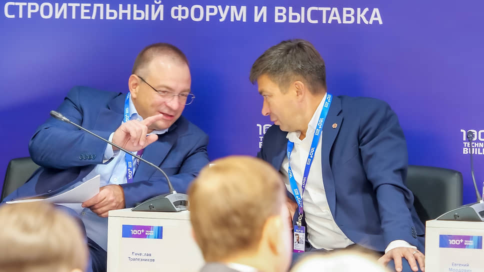 Президент «Гильдии строителей Урала» Вячеслав Трапезников (слева) и генеральный директор &quot;УГМК-Застройщик&quot; Евгений Мордовин (справа)