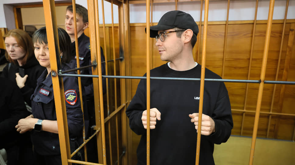 Редактор Ura.ru Денис Аллаяров (справа) во время заседания суда 
