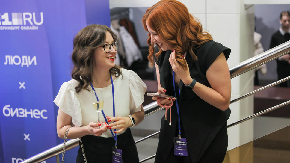 Журналист портала Е1 Ирина Порозова (слева) перед началом церемонии