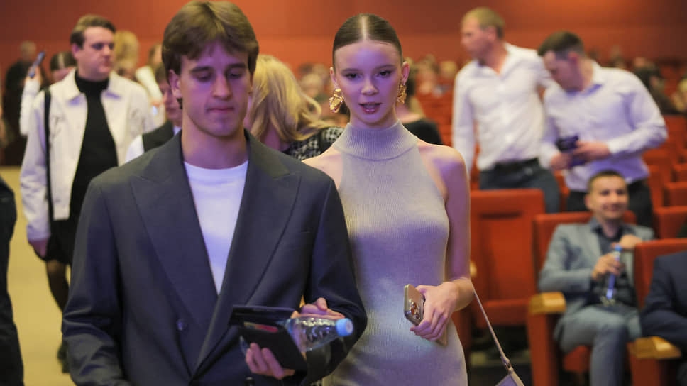 Победительница конкурса красоты &quot;Мисс Екатеринбург-2025&quot; Зоя Белоногова  (справа) 