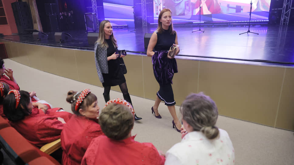 Директор &quot;Коммерсантъ-Урал&quot; Марина Архипова и директор Уральского информационного центра ТАСС Мария Картуз перед началом церемонии