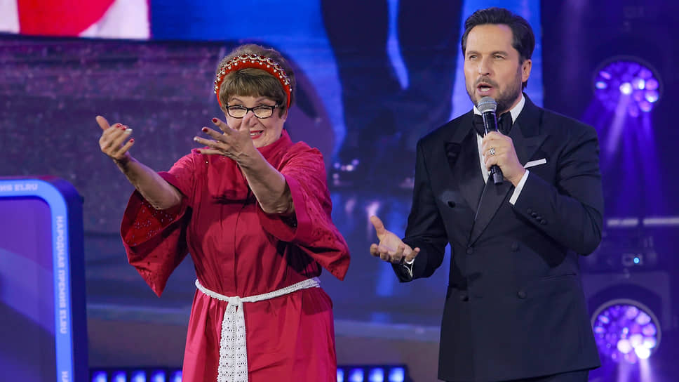 Артистка деревенского ансамбля &quot;Надежда&quot; и Александр Ревва во время выступления на церемонии