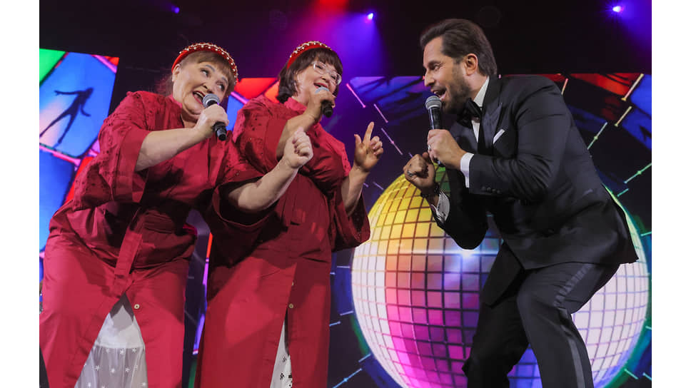 Деревенский ансамбль &quot;Надежда&quot; и Александр Ревва во время выступления на церемонии