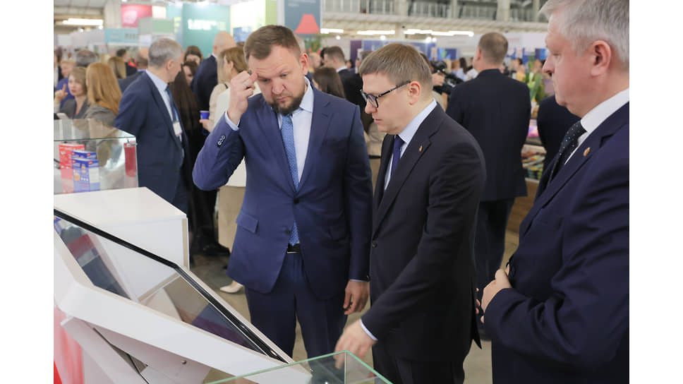 Губернатор Челябинской области Алексей Текслер у стенда Челябинской области