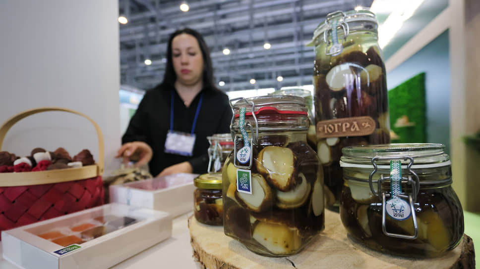 Банки с консервированными грибами на стенде Ханты-Мансийского автономного округа-Югры
