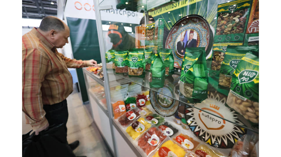 Посетитель выставки у стенда компании &quot;Натспро&quot;