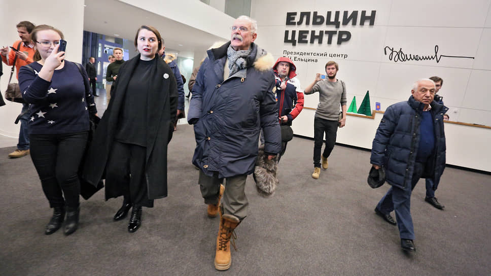 Председатель Союза кинематографистов России, кинорежиссер Никита Михалков (в центре) во время экскурсии в Ельцин-центре 2016 году. Центр не раз подвергался критики со стороны господина Михалкова 