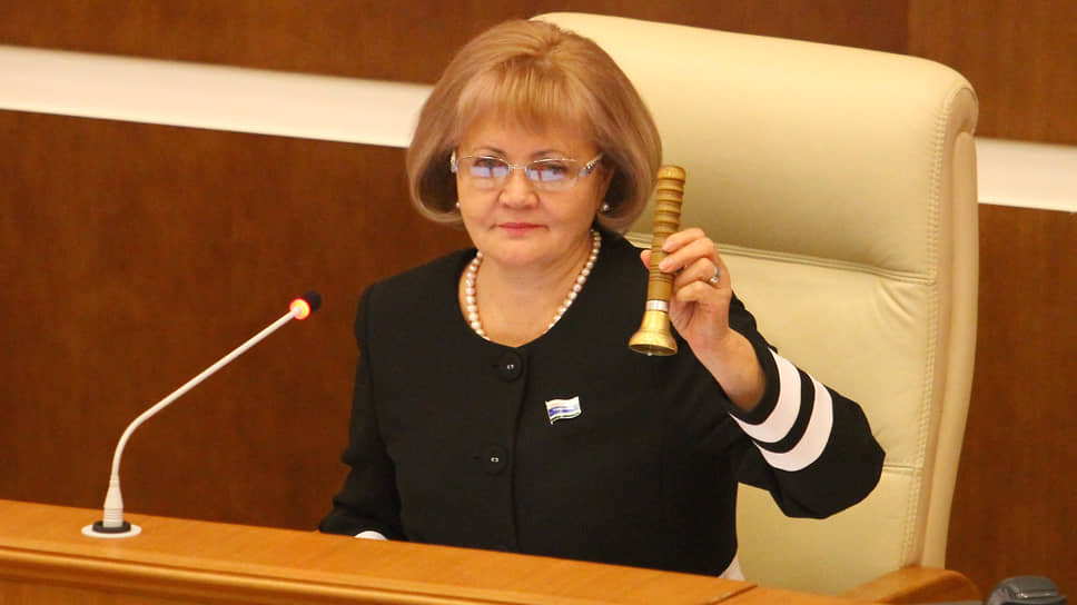 Председатель законодательного собрания Свердловской области Людмила Бабушкина во время заседания законодательного собрания Свердловской области. 2015 год