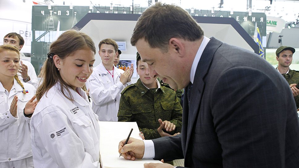 Свердловский губернатор Евгений Куйвашев (справа) выстраивает работу с молодежью как на крупных выставках, так и через молодежное правительство