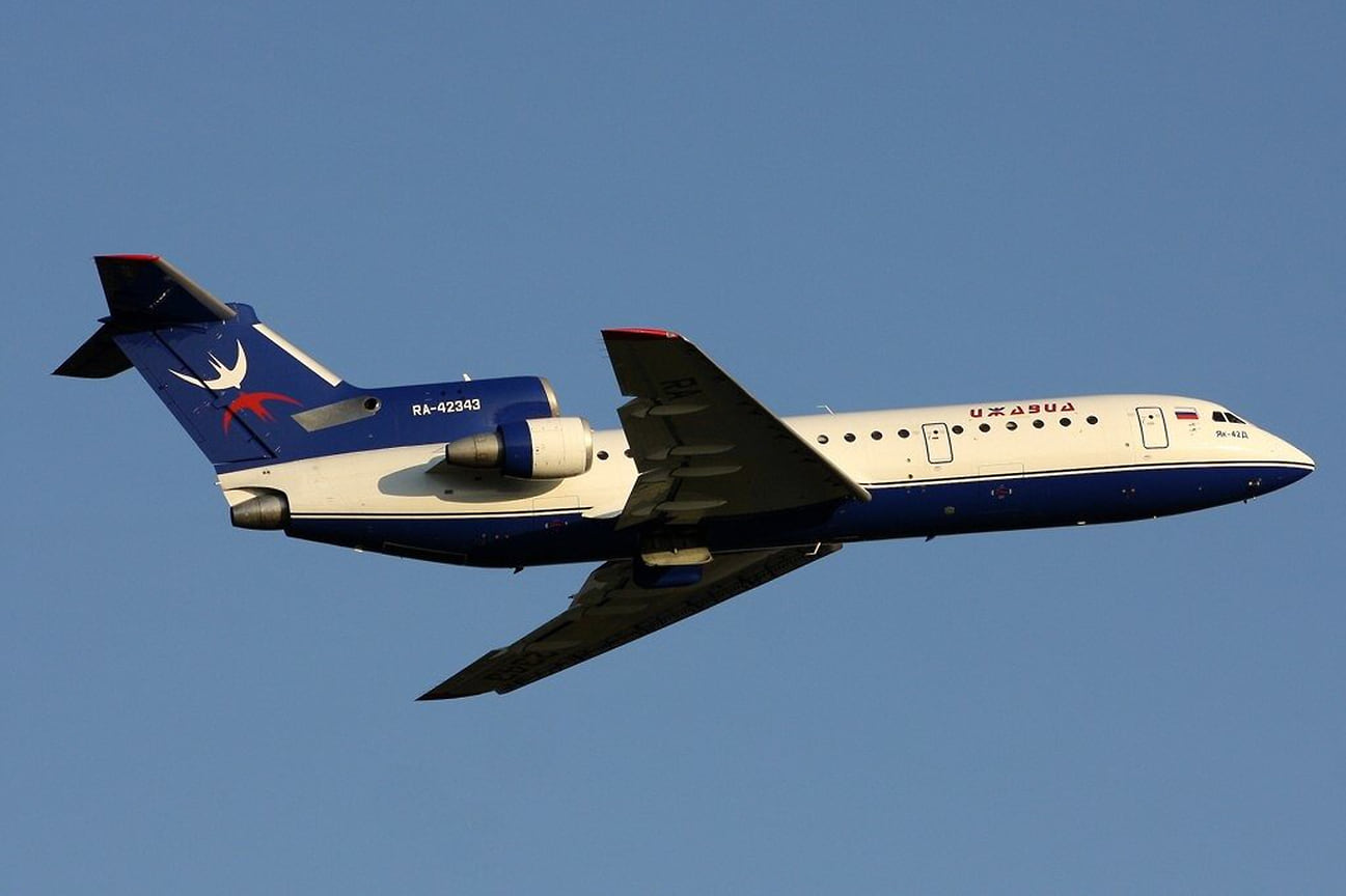 Crj 100 rusline. воздушный транспорт. авиарейс куляб санкт петербург. самолеты. красный самолет над питером.