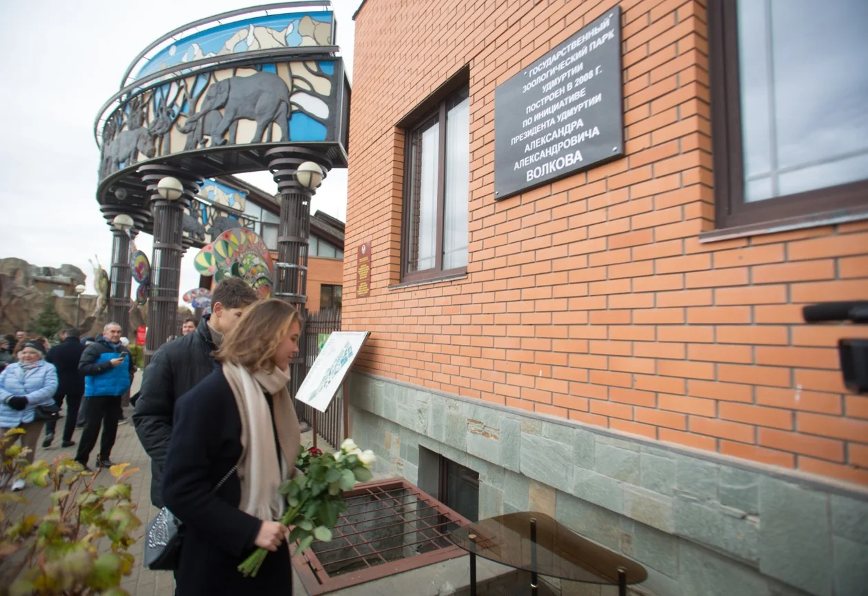 Мемориальные доски в память о первом президенте Удмуртии Александре Волкове  появятся еще на двух зданиях – Коммерсантъ Ижевск