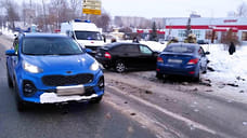 Неопытный водитель устроил аварию с участием трех автомобилей в Ижевске