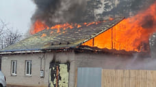 Пожар произошел в частных дома по улице Достоевского в Сарапуле