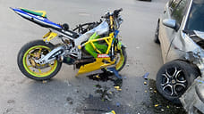 Мотоциклист и его пассажир получили травмы в ДТП с автомобилем на улице Клубной в Ижевске