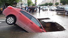 Часть дороги разрушилась на перекрестке улиц Ленина и Коммунаров в Ижевске