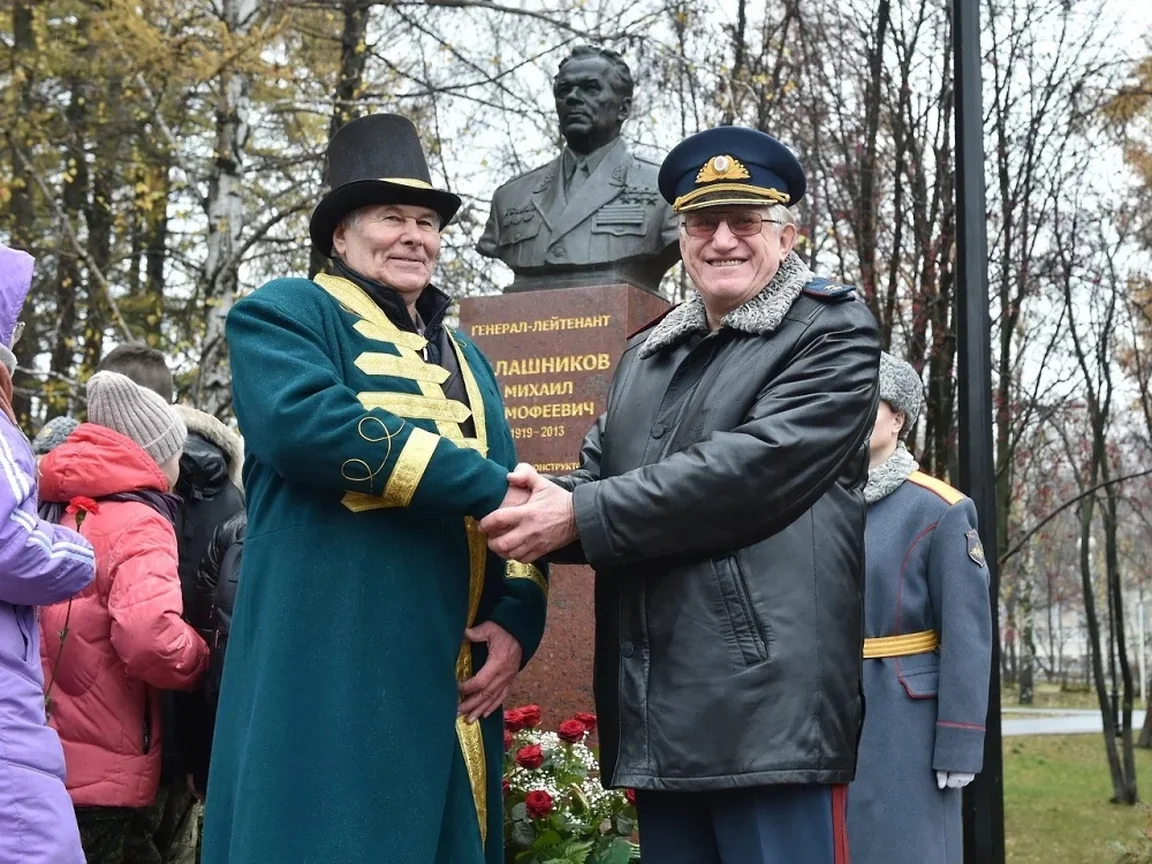 Разработчик боевого пистолета Владимир Ярыгин из Ижевска получил кафтан  оружейника – Коммерсантъ Ижевск