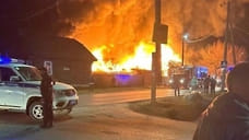 Мужчина и женщина пострадали при пожаре в двух домах в Сарапуле