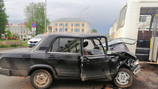 18-летняя девушка за рулем ВАЗ врезалась в автобус в Сарапуле