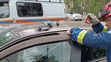 Спасатели в Удмуртии вызволили из салона запертого автомобиля 2-летнего ребенка