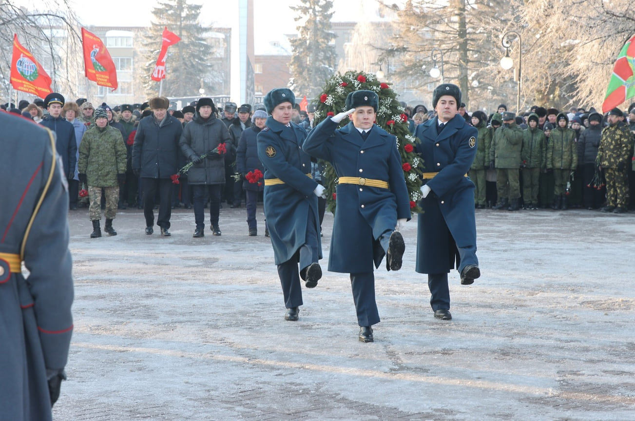 Торжественная церемония возложения цветов к Монументу боевой и трудовой славы