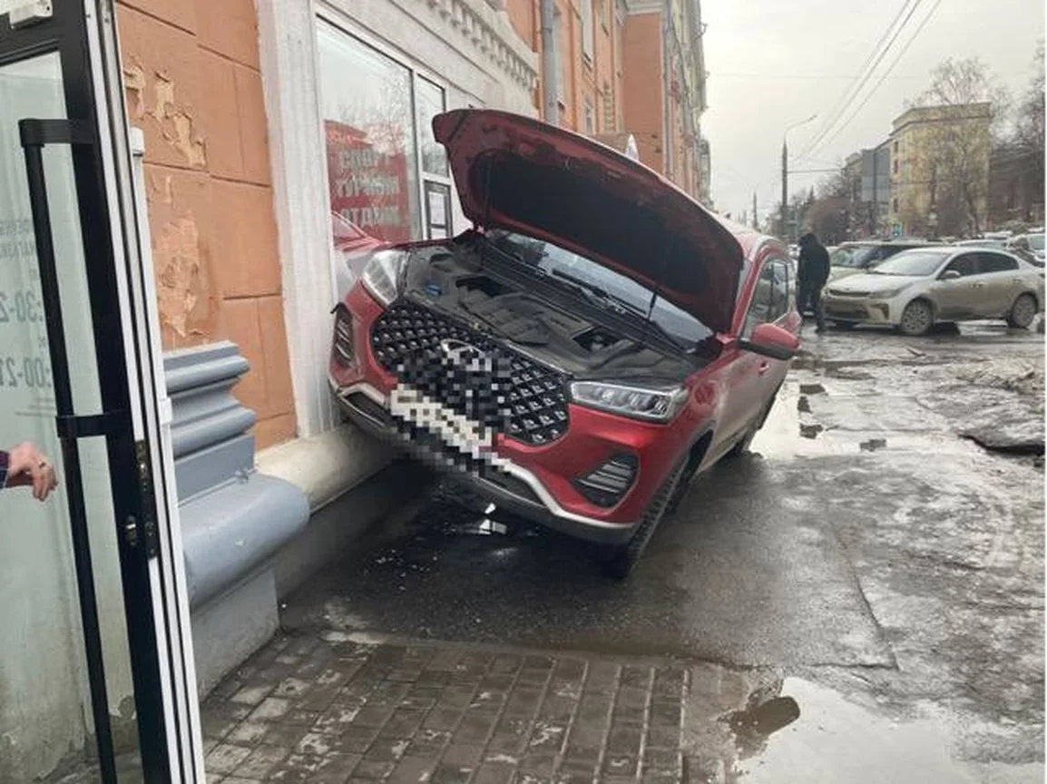 Кроссовер Chery Tiggo врезался в жилой дом в центре Ижевска – Коммерсантъ  Ижевск