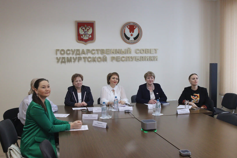 По центру: вице-спикер Госсовета Удмуртии Татьяна Ишматова