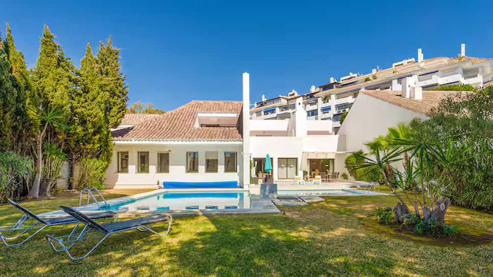 Одна из вилл элитного отеля Villa Marina