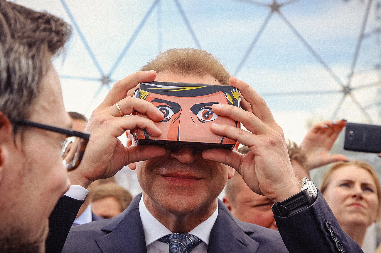Игорь Шувалов испытал очки виртуальной реальности