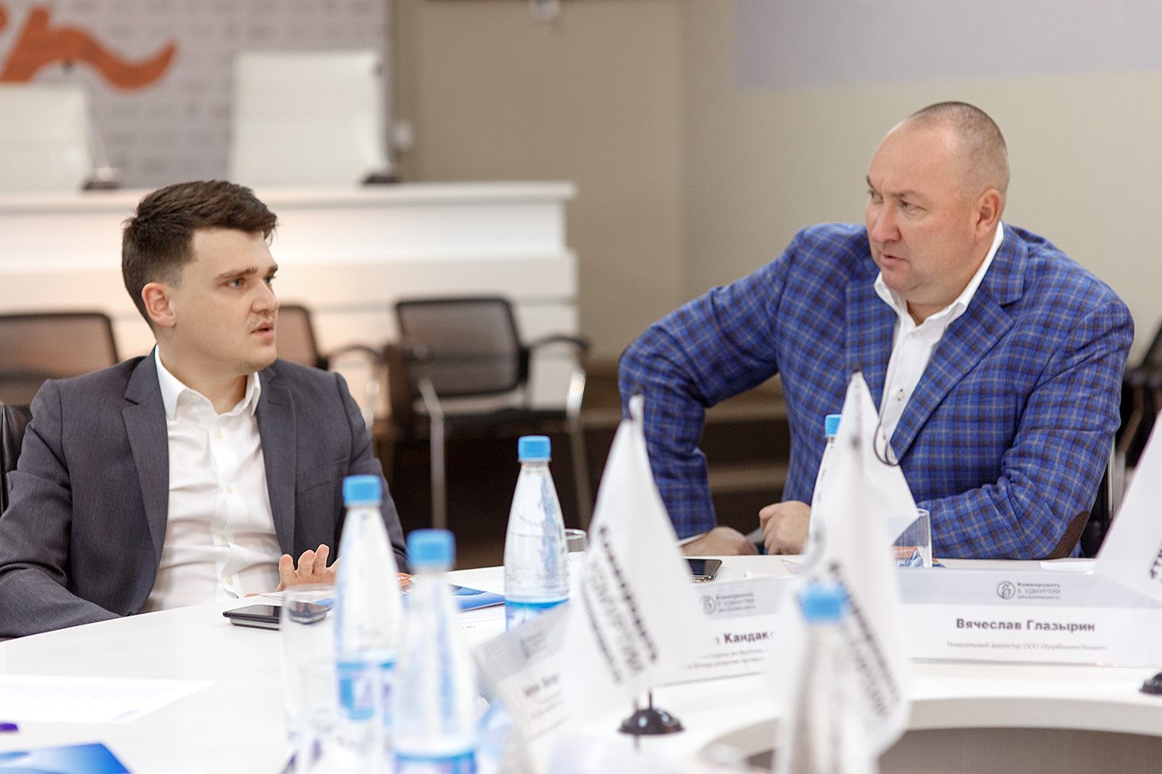 Генеральный директор ООО «УралБизнесЛизинг» Вячеслав Глазырин, заместитель начальника отдела экспертизы инвестиционных проектов Фонда развития промышленности Никита Кондаков