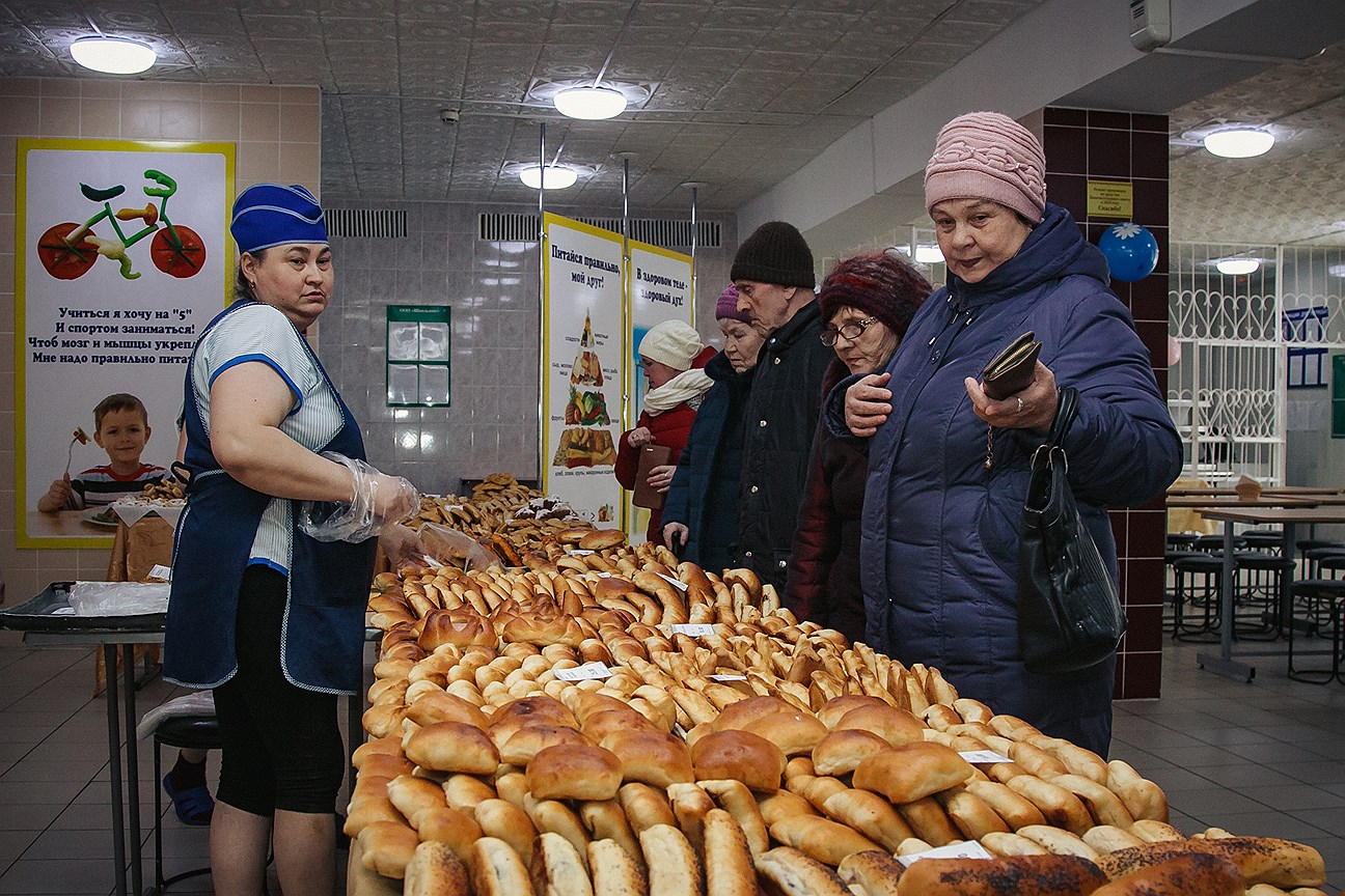 По традиции в Ижевске избирателям предлагают закупиться выпечкой на избирательном участке