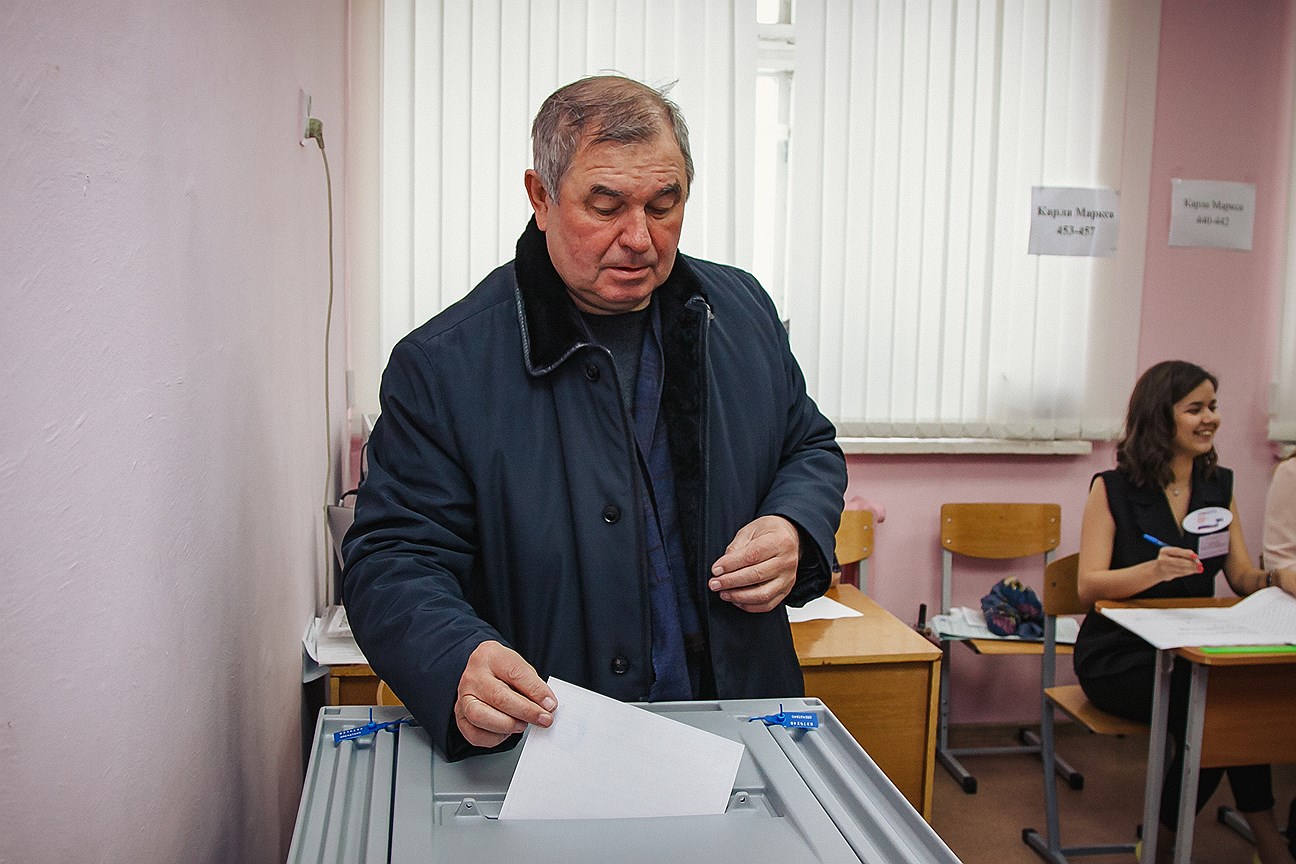 Спикер госсовета Удмуртии Алексей Прасолов во время голосования на избирательном участке