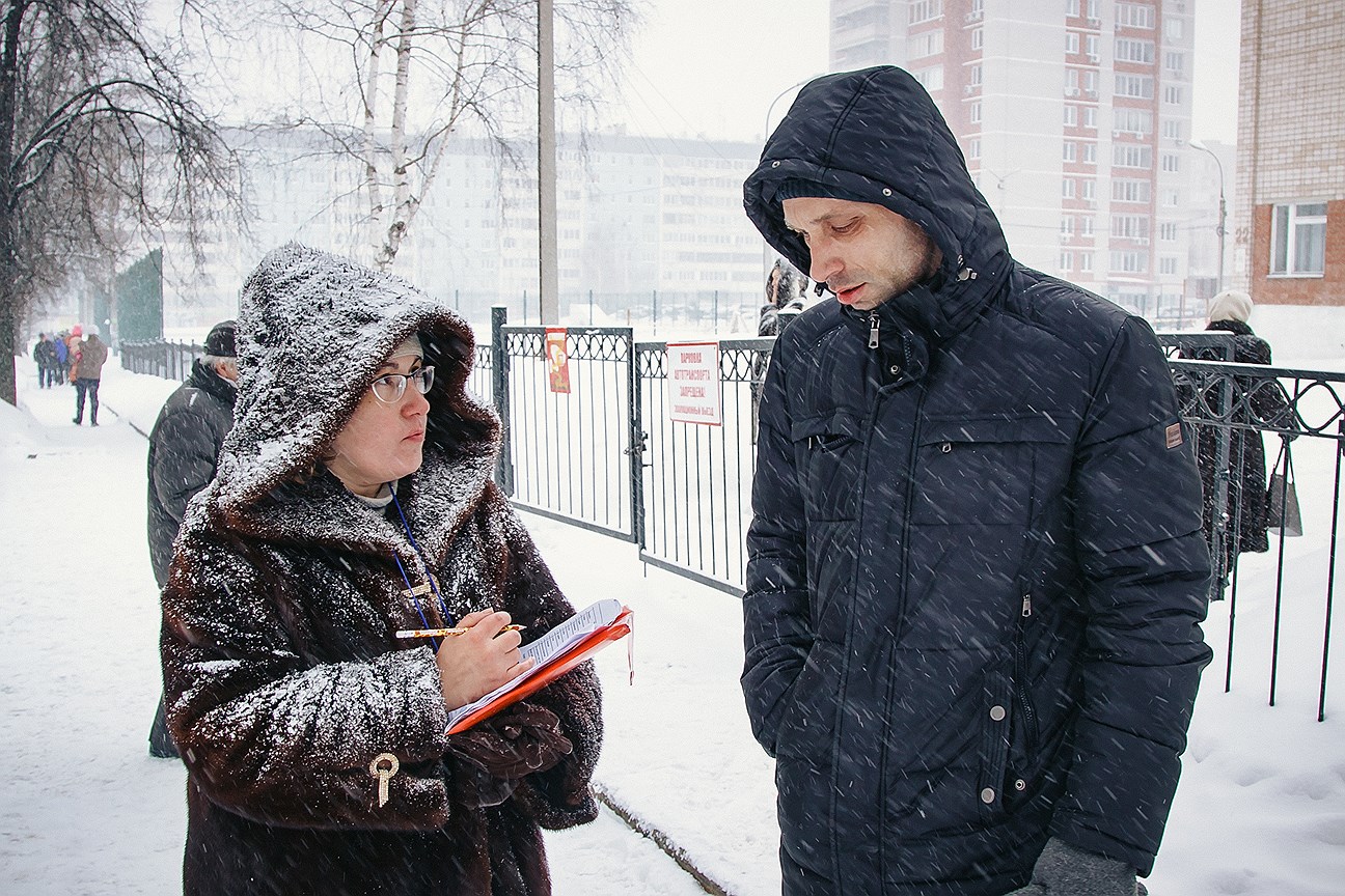 Эксит-полл возле избирательного участка в Ижевске