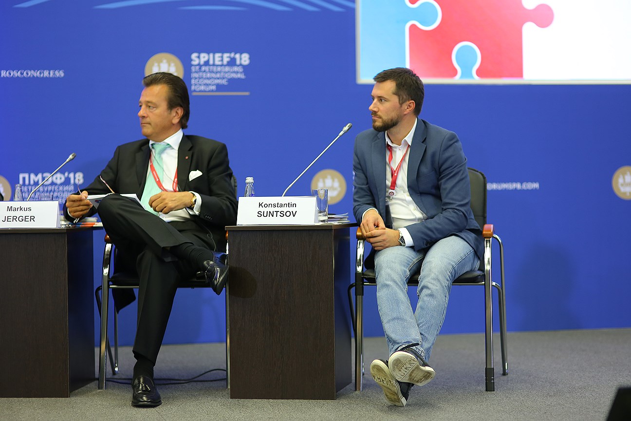 Основатель проекта &quot;Прядки в порядке&quot; Константин Сунцов (справа) на форуме малого и среднего предпринимательства в рамках ПМЭФ