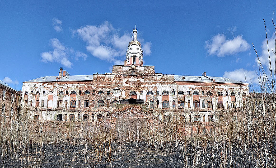 Вид на корпус оружейного завода со внутреннего двора. Фото сделано в 2014 году