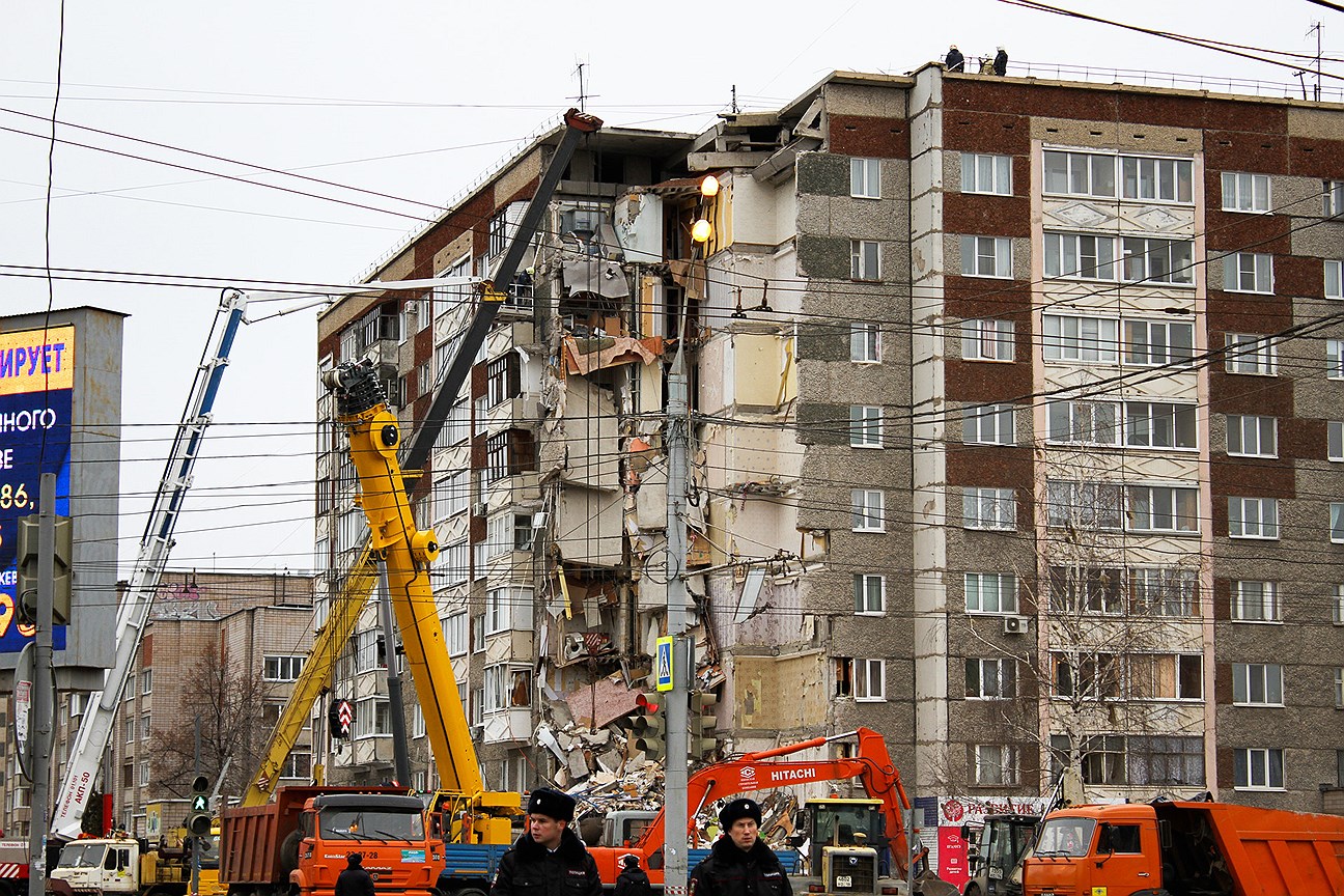 По факту обрушения восьми этажей жилого дома возбуждено уголовное дело по ч.3 ст.238 УК РФ (выполнение работ или оказание услуг, не отвечающих требованиям безопасности, повлекшее по неосторожности смерть двух или более лиц). Ведение дела было поручено главному следственному управлению СКР.