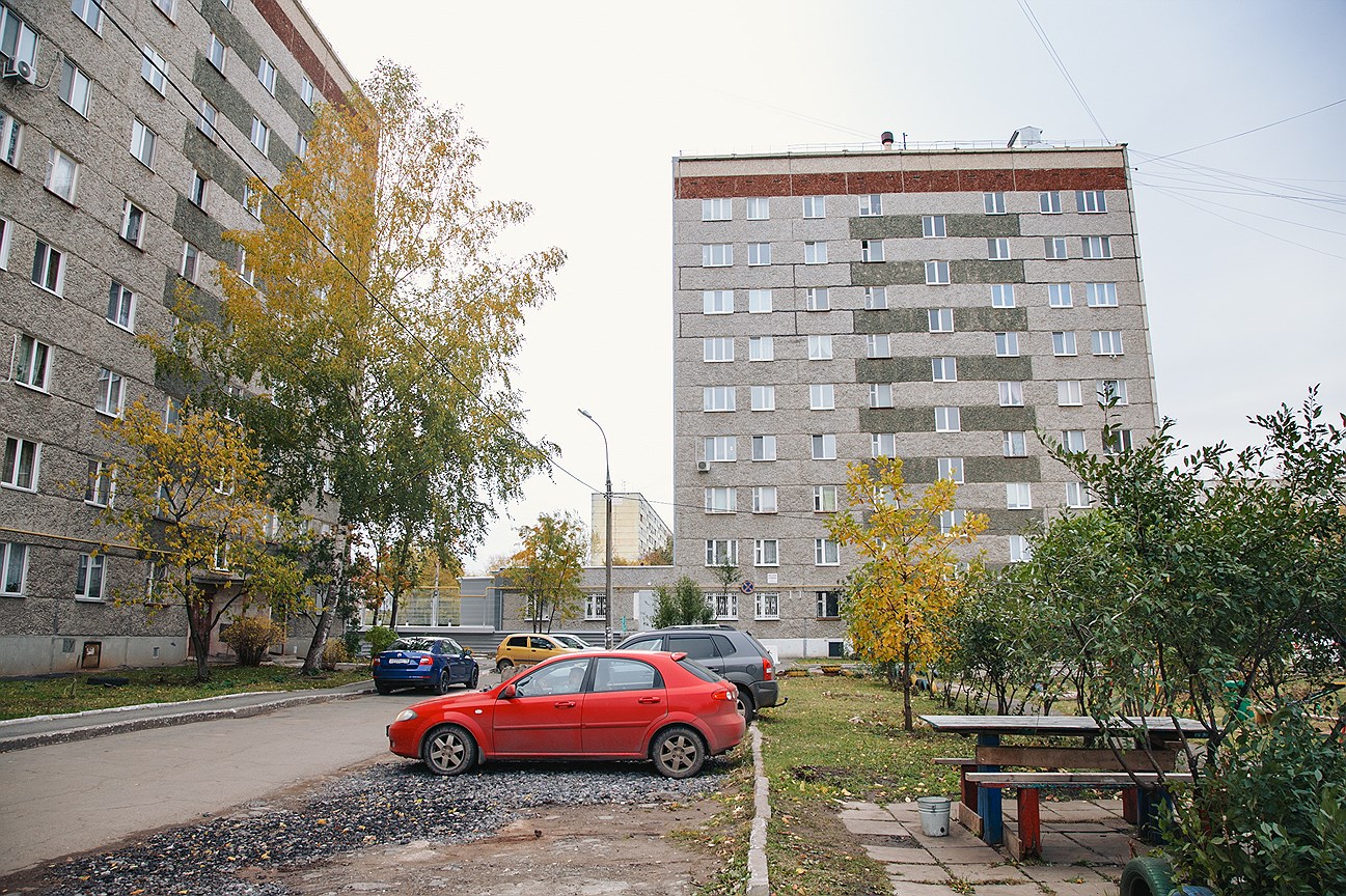 Вид со двора на дом после разбора рухнувшего подъезда