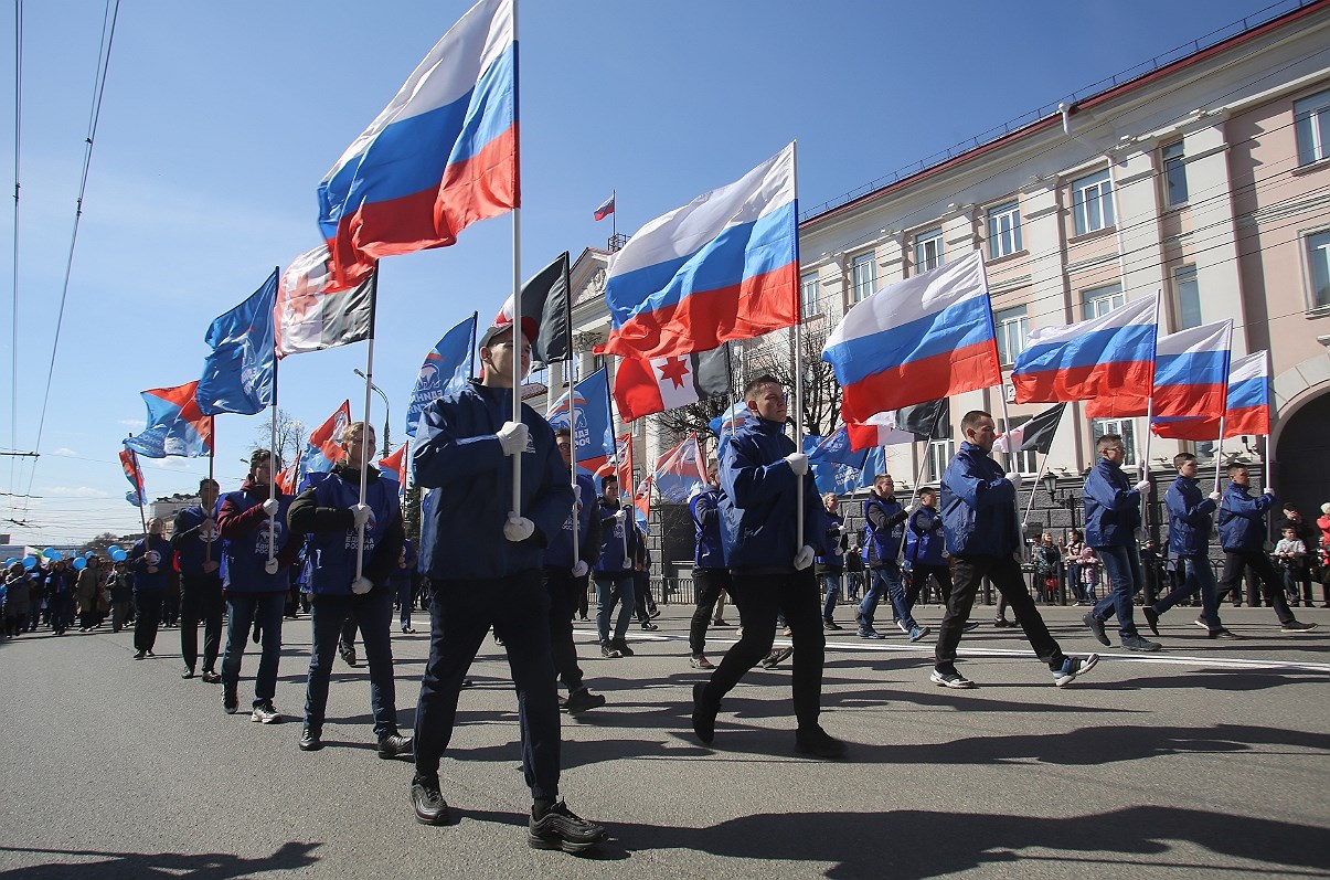 Участники демонстрации шли с флагами, транспарантами и шарами.