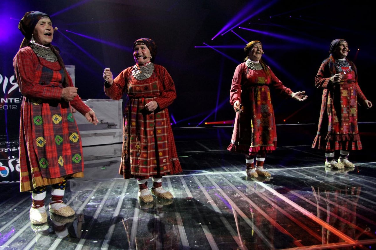 Певицы из Удмуртии появились на сцене в старинных нарядах, сшитых две сотни лет назад