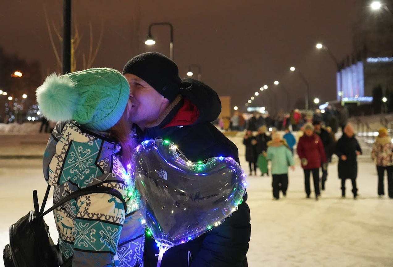 По данным МВД по Удмуртии, всего в праздничных мероприятиях в Новогоднюю ночь в республике приняли участие 37 тыс. человек, в том числе 11 тыс. в Ижевске.