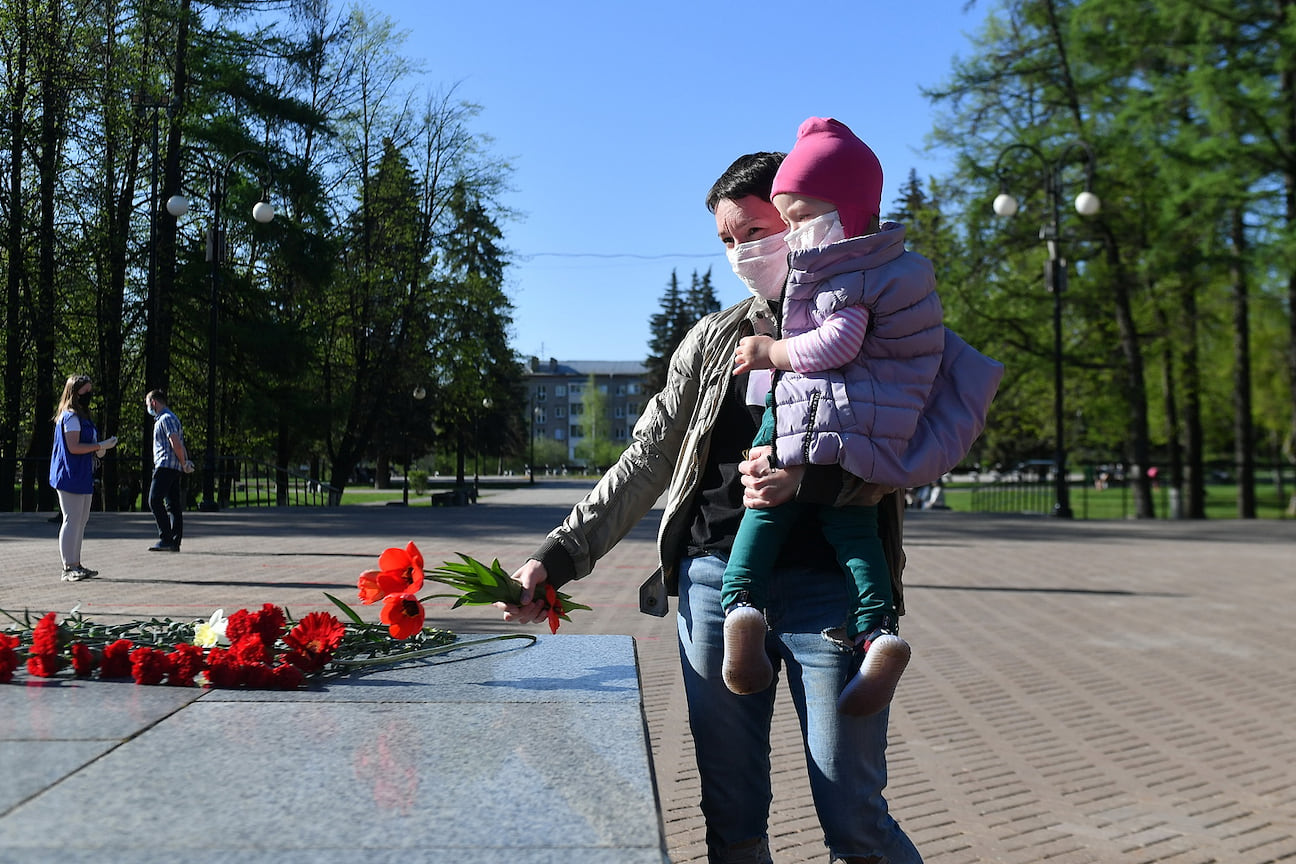 В сквере было немноголюдно, как бывает обычно в День Победы