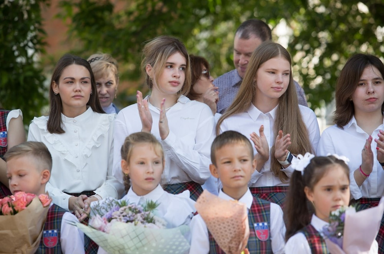 К ним относятся обязательный утренний фильтр на входе, бесконтактные термометры, рециркуляторы в кабинетах, коридорах и столовой, отдельные входы для учеников начальной школы и старшеклассников, график уроков и перемен для каждого класса, график питания в столовой.