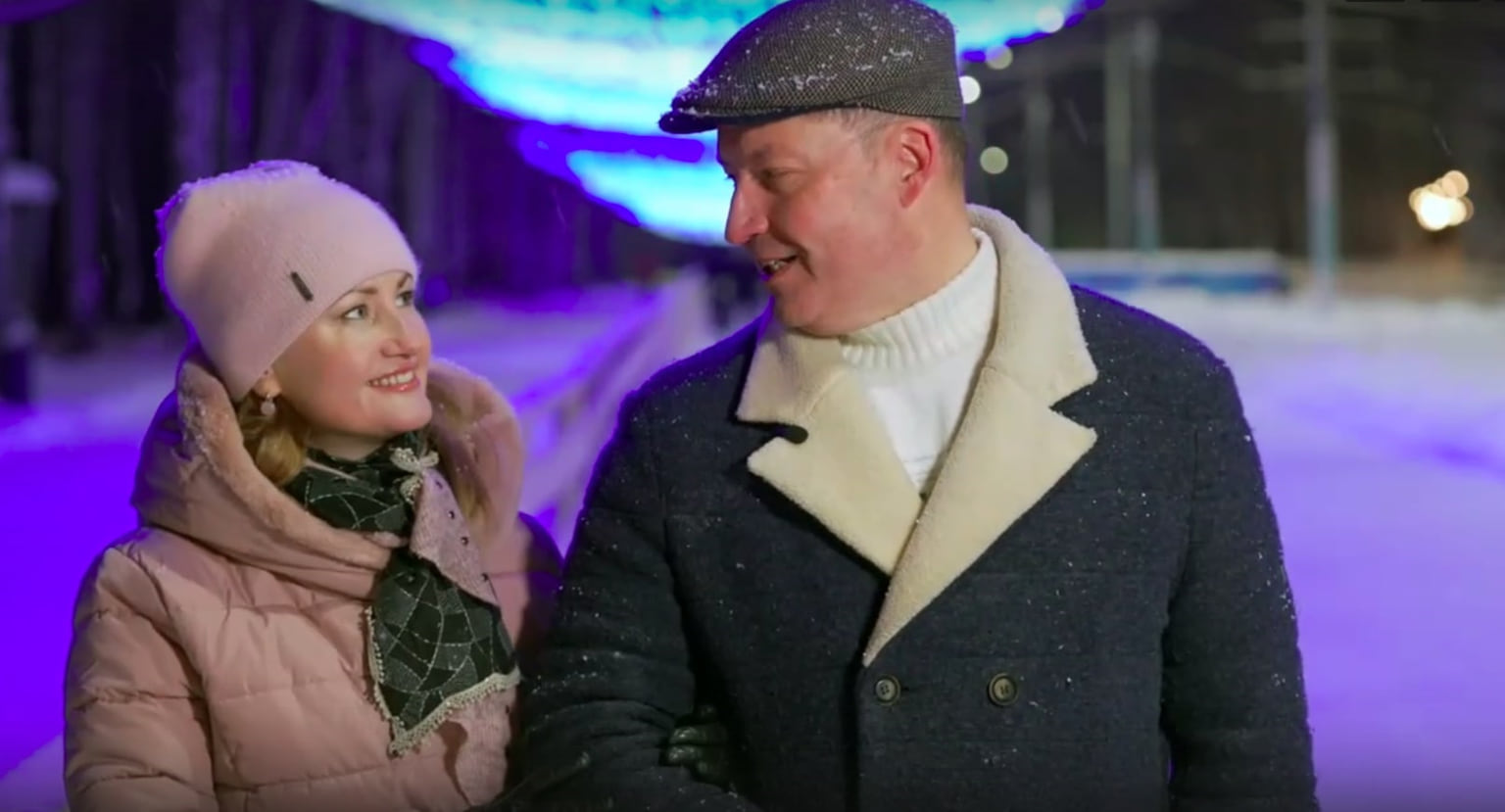 Глава Ижевска Олег Бекмеметьев опубликовал 31 декабря поздравление с новым годом, стоя на коньках в парке им. Кирова с супругой.