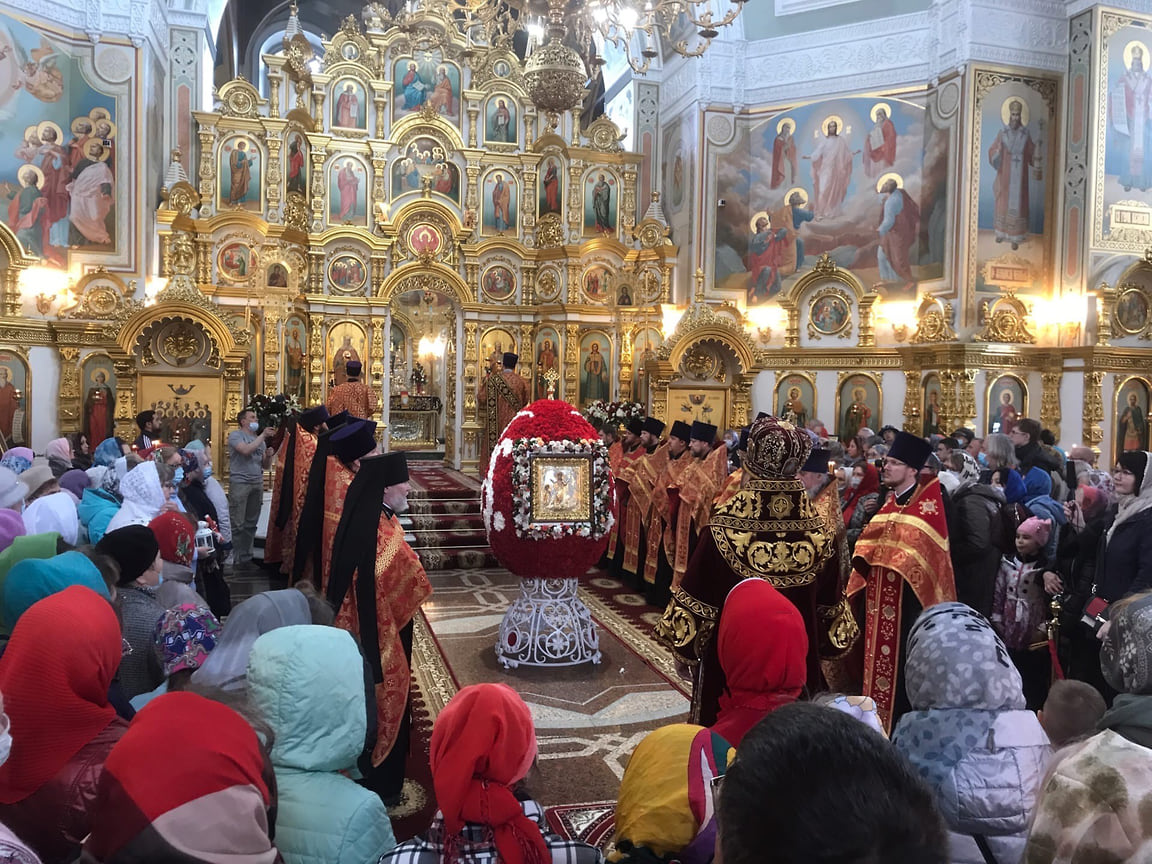 2 мая в Михаило-Архангельский кафедральный собор в Ижевске доставили Благодатный огонь из Иерусалима.